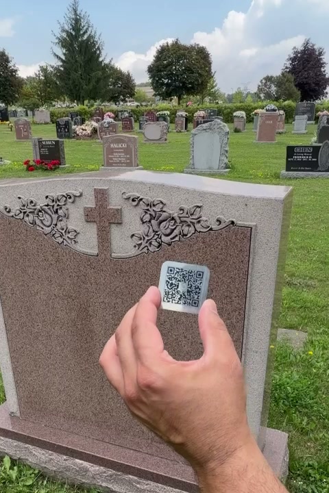 How the memorial QR plaque works